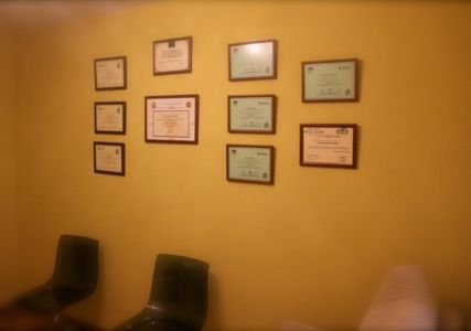 Cyriax pared con diplomas